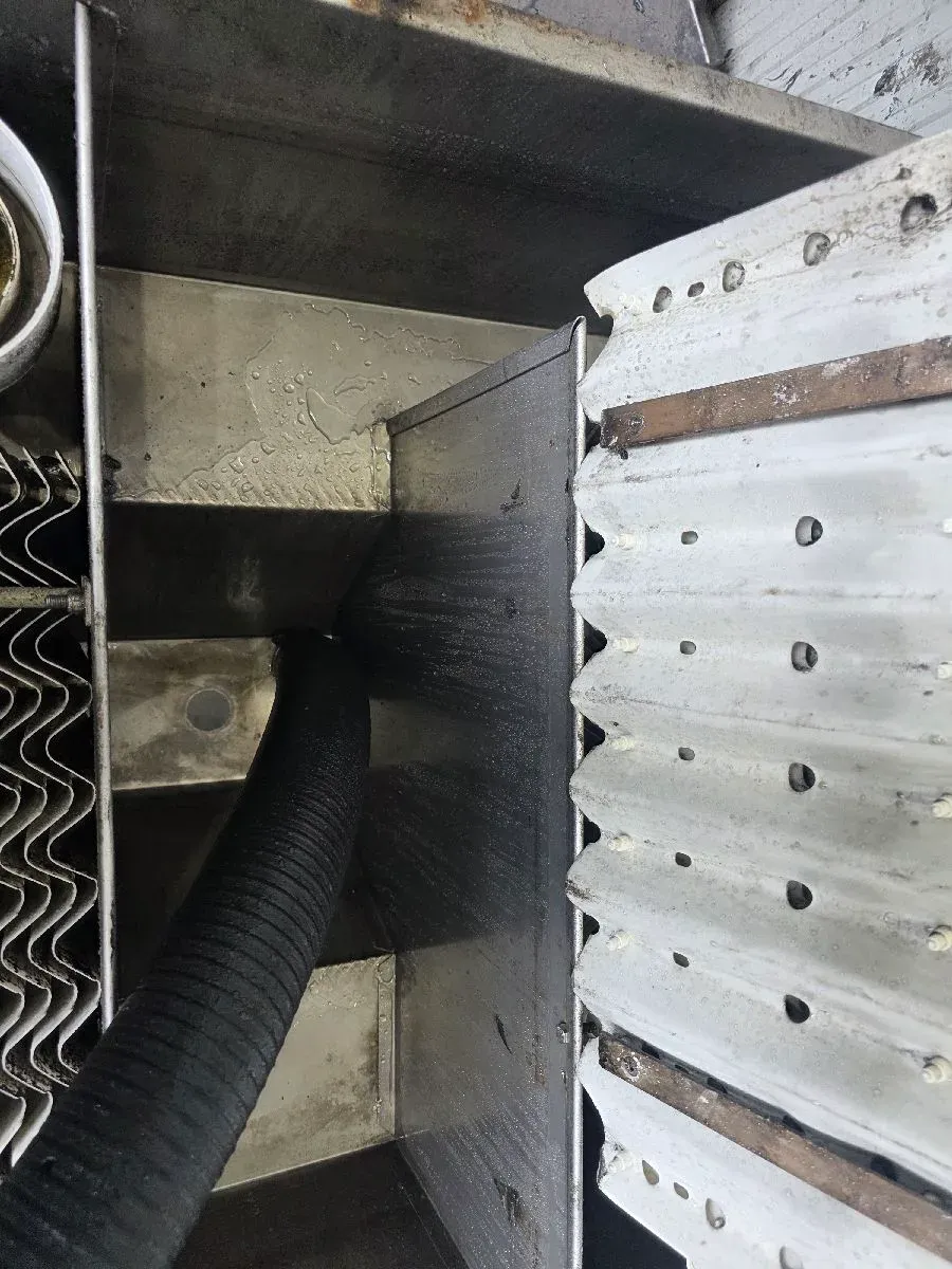 Suction hose working between the baffle plates of an oil-water separator